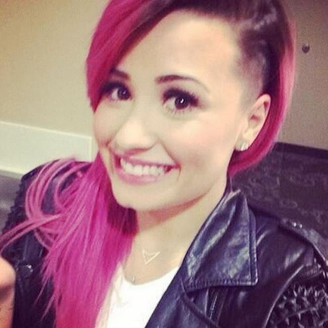 amo demi lovato,lei mi a salvato la vita,grazie demi,sei la mia,eroina.