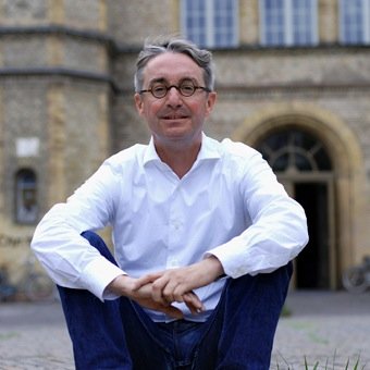 Stéphane Bauer ist in Neuilly-sur-Seine/Frankreich geboren. Er ist Leiter des Kunstraum Kreuzberg/Bethanien und Mitglied des Rates für die Künste Berlin