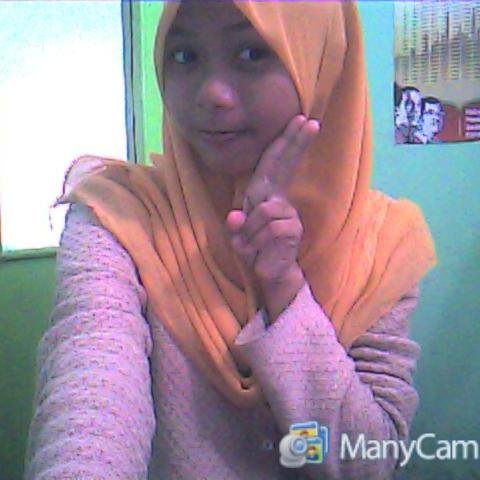 cukup tersenyum