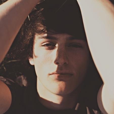 Nephilim | Segundo hijo de Cecily y Gabriel; hermano de Anna y Christopher.