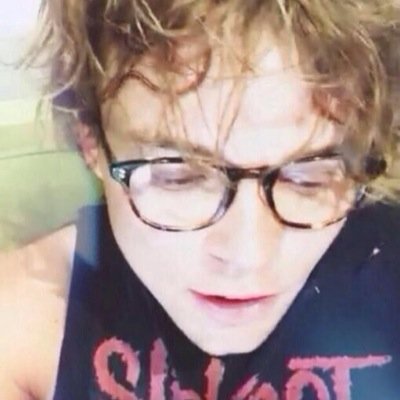 please go follow @ashftcyrus please and thank you ily