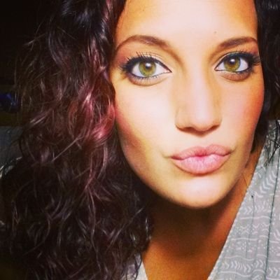 diseñadora gráfica, estudiante de ilustración, amante de la música.