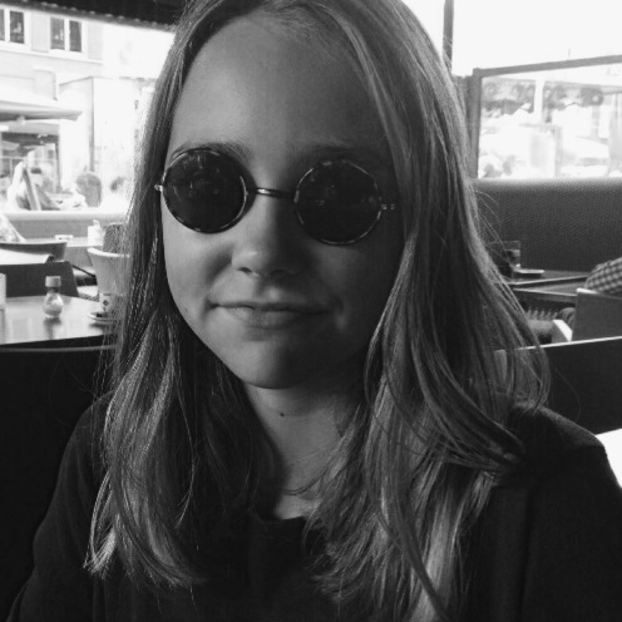 Geboren in deze eeuw. Kletst als een malle. Praat tegen alles. Woont, sushi etend en thee slurpend, in haar kledingkast. (Die ze graag aanvult) Einde.