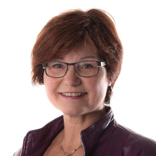 Communicatieadviseur, perswoordvoerder, overtuigd werker in non-profit, gek van (levende) geschiedenis, cultureel erfgoed, Archeotolk, reizen en dansen.