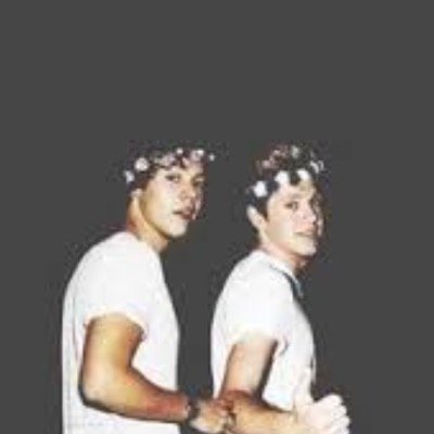 please can you go and follow @Aimee_5SOS_ and please rt this link https://t.co/Mb9OvbxrKP