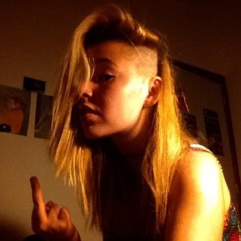 Me fais pas chier t'es gentil(le). Percée, stretchée, tatouée. Toxicomane et Dragonologiste. PUNKS NOT DEAD MAGLE