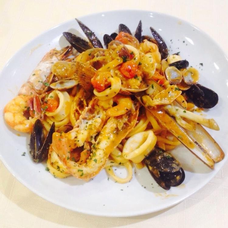 trattorianapoli's profile picture. Ristorante pizzeria Napoli E' non chè trattoria nel cuore di Milano che offre una cucina Napoletana e non solo.