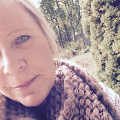mamma. troende. värderingsdriven. metodnörd. älskar att bada från båten