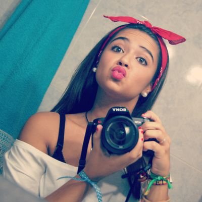 18 añitos.
Sevillana miaaarma!  Rocio del Cerro/ ❤Sevilla Futbol Club❤/   Instagram: manuelitatomeno22/
Snapchat: manuelitatomeno/