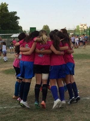 Grupo de amigas de Sanchidrian locas por el fútbol.