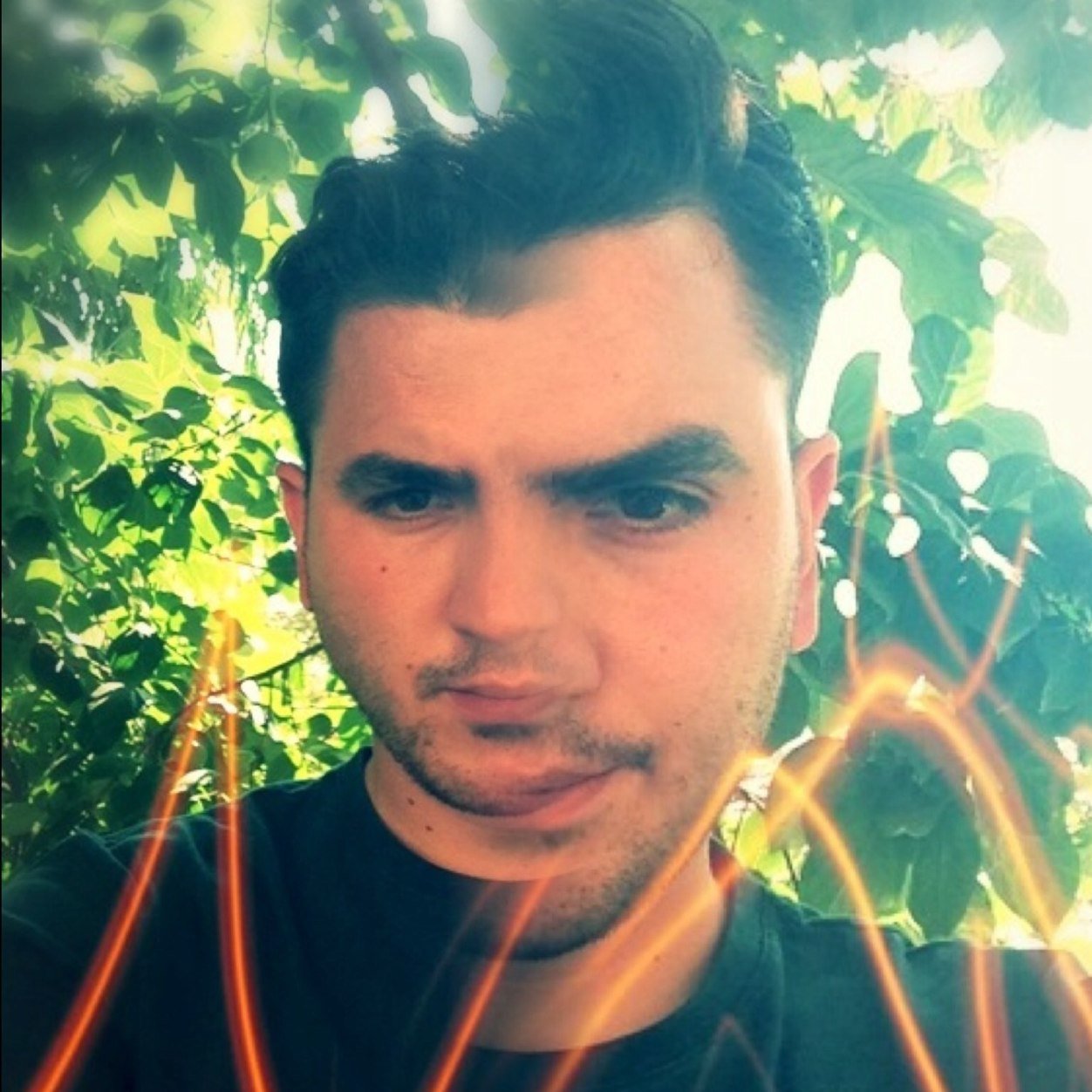 kemalbkn's profile picture. Şair burada ne demek istemiş sorusuna yıllarca cevap veremeyen o çocuk benim. Büyüdüm. Şair oldum. Ne demek istediğimi de hâlâ bilmiyorum. ♣