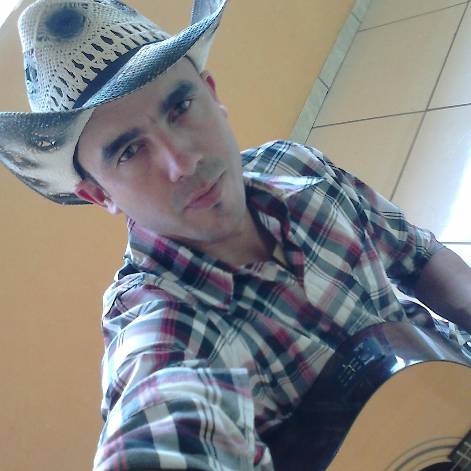 sou cantor sertanejo ,mas gosto de cantar de tudo um pouco,adoro tocar e cantar em barzinhos com meus amigos!!!