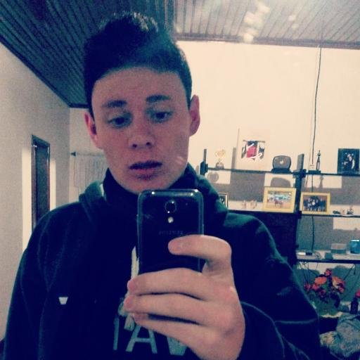 Amigo de Verdade, naum é akele q separa a briga, e sim é akele q chega dando a voadoraa.. uashuahsuhushasa'