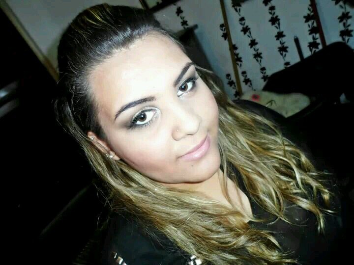 Libriana, 19 aniinhos , Cruzeirense , Muito Divertida e Feliz ,apaixonada pela vida, cor favorita verde. Paz e Amor em primeiro lugaar ;)