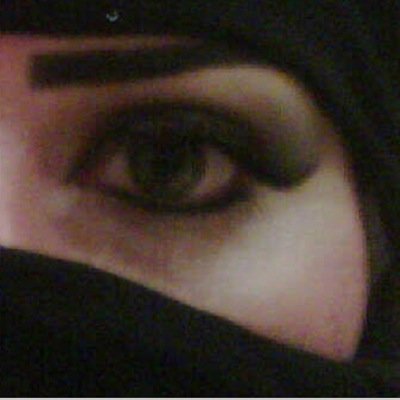 يعجبني كبريآئك آلذي يمنعك من آلسوآل عني ولكن تآكد بآنه سيجبرك على مرآقبتي ..! رجاءً اذاكُنت او كُنتِ ذا حساب فاحش ارجو عدم المتابعه...لستُ للزواج ..