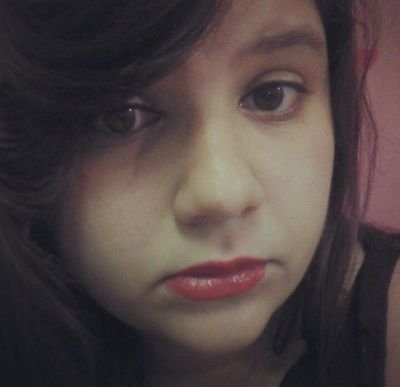Existe aqui uma mulher 
Uma bruxa,uma princesa,uma diva,que beleza
Escolha o que quiser
Mas ande logo,vá depressa
Nem se atreva a pensar muito!!!