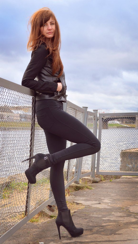 VanessaBecon's profile picture. Посмотри вперед, есть только настоящее, ты можешь изменить будущее, а прошлое - его уже и нет.