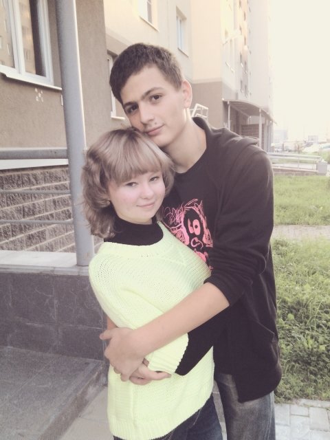 Люблю слушать музыку, пишу стихи, болтать по телефону