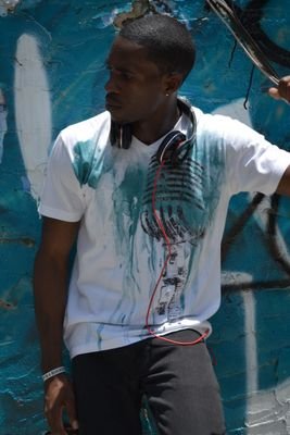 Singer/Songwriter/Vocal Producer   ragtimemusik@gmail.com Also on http://t.co/A0BsqDPw9x  http://t.co/OIU02trj5s