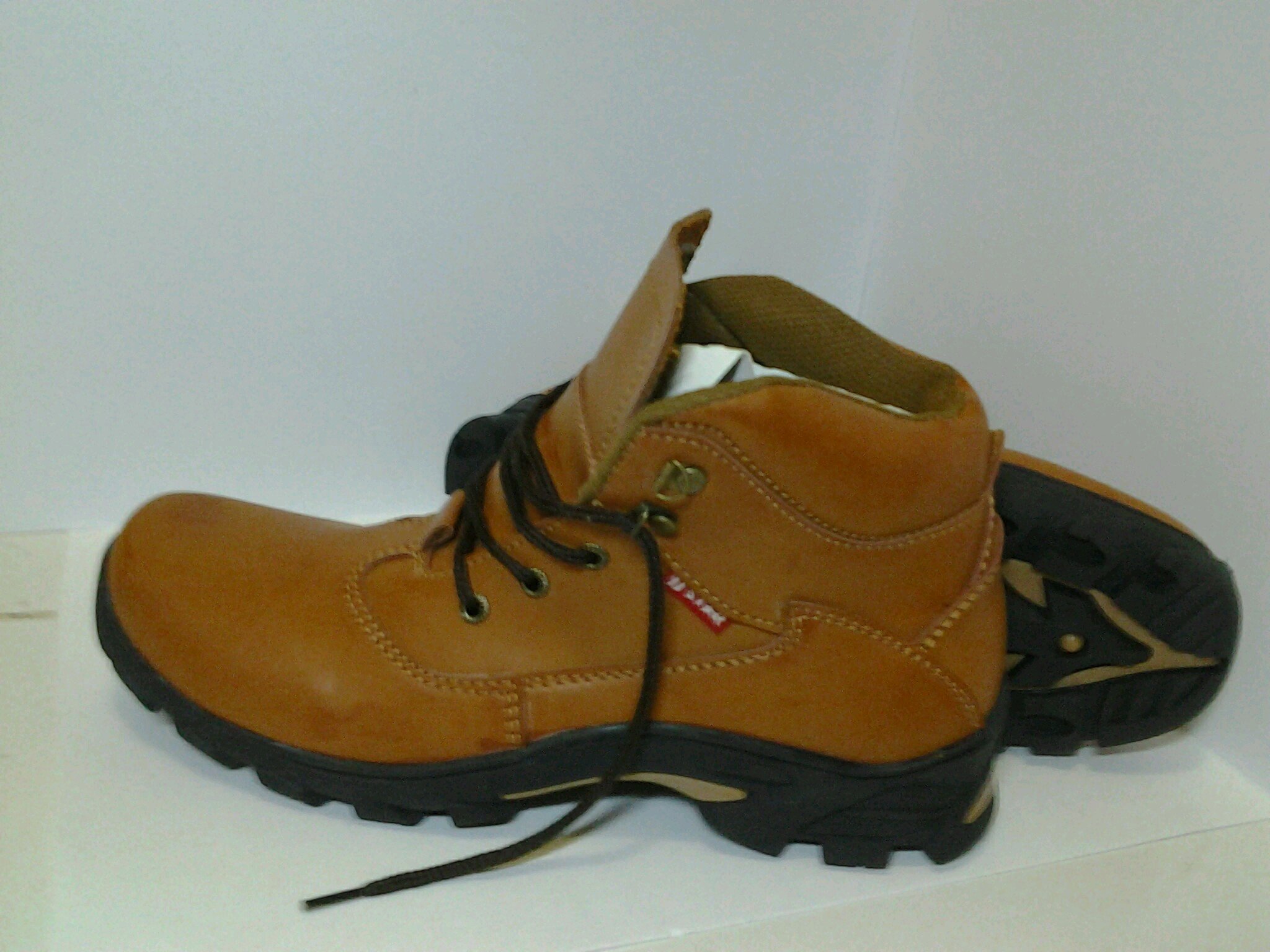 menjual sepatu dengan harga murah tapi berkwalitas.
