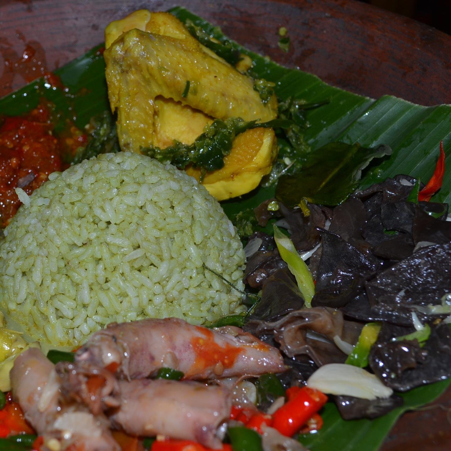 Pelopor Nasi Liwet Ijo Alas Daun Pertama di Muka Boemi. Mw Pesen Nasi Box? CALL 081214100358 / 7D3A1945
