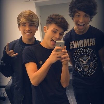 fangirling over band members
0/5  follow me ❤ overload