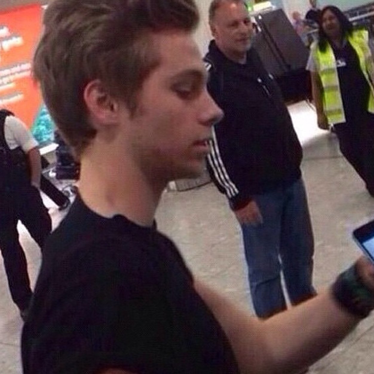 lashtonflamess's profile picture. Heres a free follow from @twinklingluke (: pls follow her, she follows back, just ask.