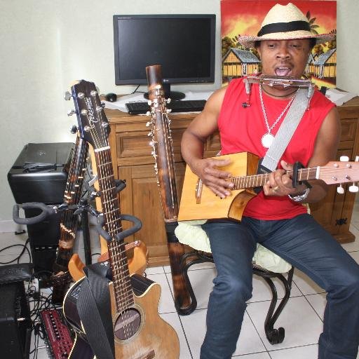 Fenoamby : Auteur compositeur interprète et biographie donc voici mon site . http://t.co/qSrHjjX3oj et pour m'écrire :  marius@fenoamby.com