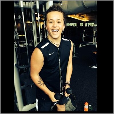 LUKE, SUE AND GIZMO FOLLOW ME!! My dream is to write music with Luke... Friendies are my family... #WeAreInfinite Love you all ❤️
