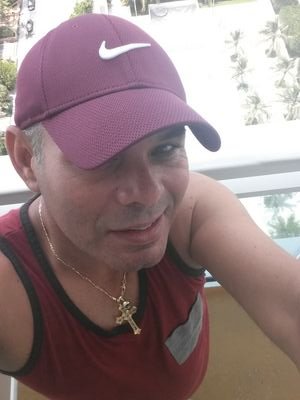 Cubano, virgo, locutor, poeta y loco, amante de la verdad y enemigo de la hipocrecia.