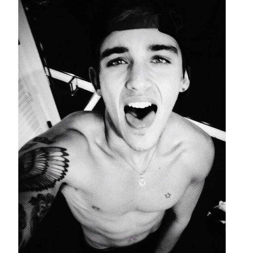 Ezekiel Pedrad, 18 ans. Grand frère de Uriah. Natif Audacieux. No matter what you do, i do it better, BITCH.