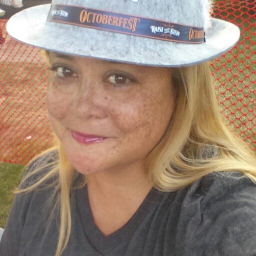 Love God,prayer,& music! Super mom, Kings daughter, servant, & disciple of Christ. Enjoys family,faith, giving,cooking,shopping,concerts,laughing,& fun!