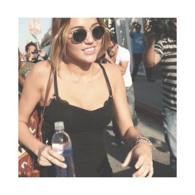se senti le farfalle nello stomaco bevi,magari annegano. || single,bisex.