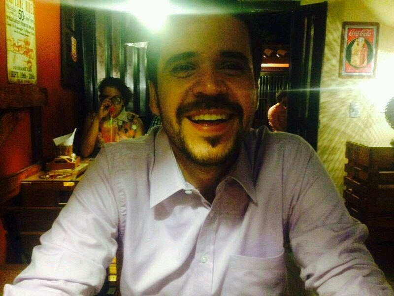 Ingeniero Industrial UIS, Empresario beneficiario del Fondo Emprender del SENA, Especialista en gerencia de mercadeo, Americano y Sangileño