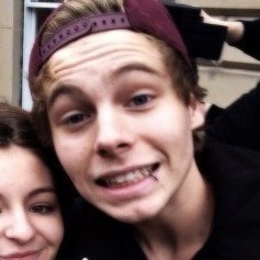 follow @cuddlemeehemmo bc she loves you