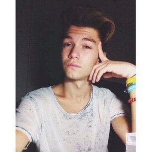 se il mondo si mette tutto contro di te, tu prendi e fottili. - single, bisex.