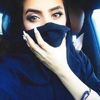 ‏‏‏ثقيلة طبع لكن في الهوى طفله، وتضيع في ساعة الغيره ملامحهّا.