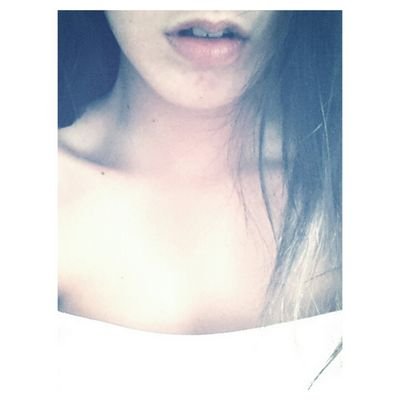 En realidad te da igual lo que ponga aquí. Buscas a alguien que esté peor que tu para sentirte identificada. Princesa que se arrodilla frente al inodoro.