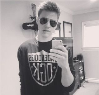 I'm Ethan. 15 years young and i go to Mission Creek High School. I have this secret no one knows about. Dad to Ashton. In love with my Best Friend.♡