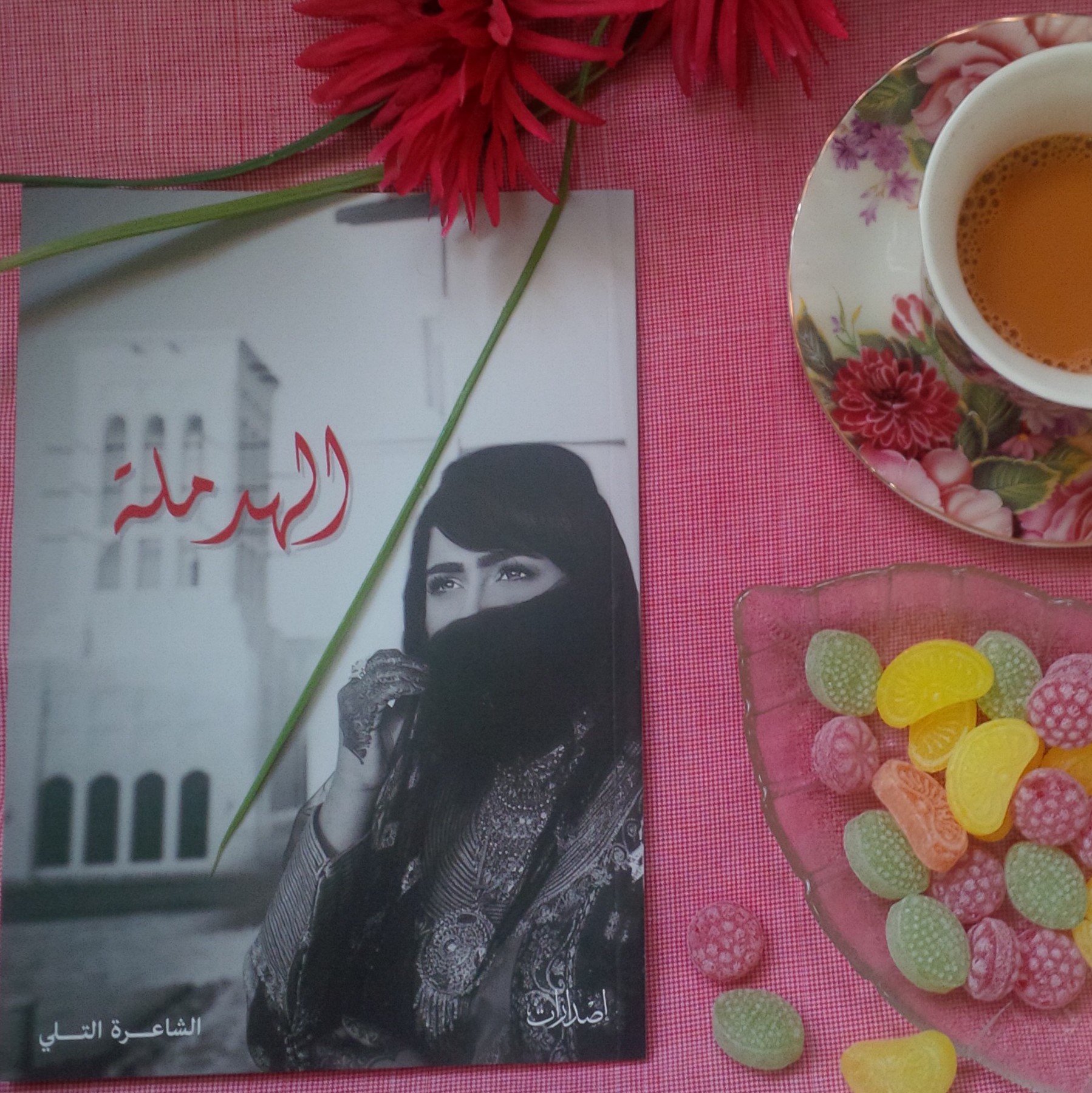 ‏شَــاعرة امَــاراتيـہَ _عضوَ فـيے رابِطـہَ أديبــات الامــارات (آعيش بقلب طفلـہ وهيئـہَ آنثـۓِ وتَجارب مُسنــہَ)يشدّني الـنادِر ۆأَحُب الإخــتِلافً