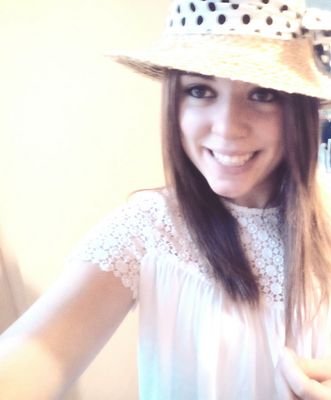 {Galegiña} Sempre con un sorriso . {Los pies en el suelo, los labios en su cuello} {10}