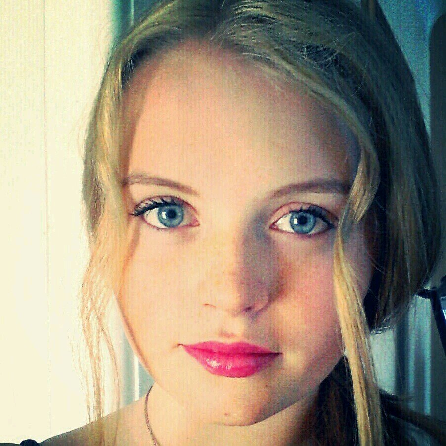 My name is Charlotte. I am a bookaholic, tumblr and reading is my life