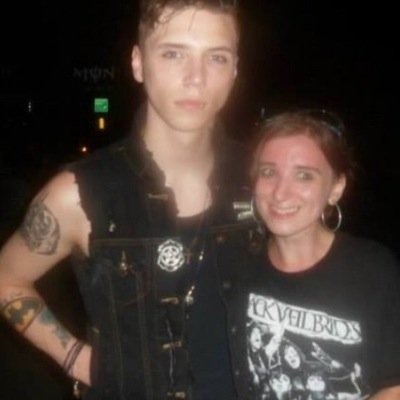 Im Liz. Im 24 and im from NJ. Im a singer/songsriter. I have facebook,instagram, snapchat,and kik.Im on soundcloud: http://t.co/c5SX0A8QRB