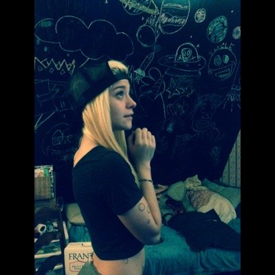 Emma
tattoos, plays guitar, sings, 20.
☀️