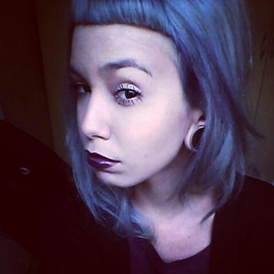 Deixo tudo assim, não me acanho em ver vaidade em mim, eu digo o que condiz, eu gosto é do estrago.