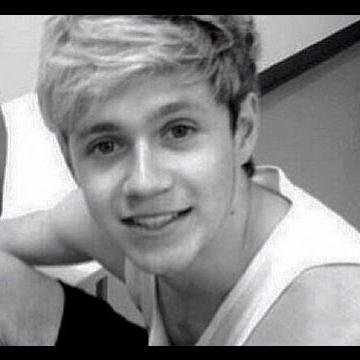 Follow if you appreciate Niall's cuteness :-)