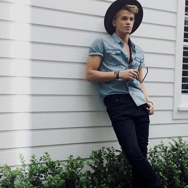 I'm Waleska, Cody Simpson's Angel.He followed 07/15/2013♥ and answered :') Alli followed 08/03/13 and answered 08/10/13!Cody RT: x7  Alli RT: x2 Gigi FAV!