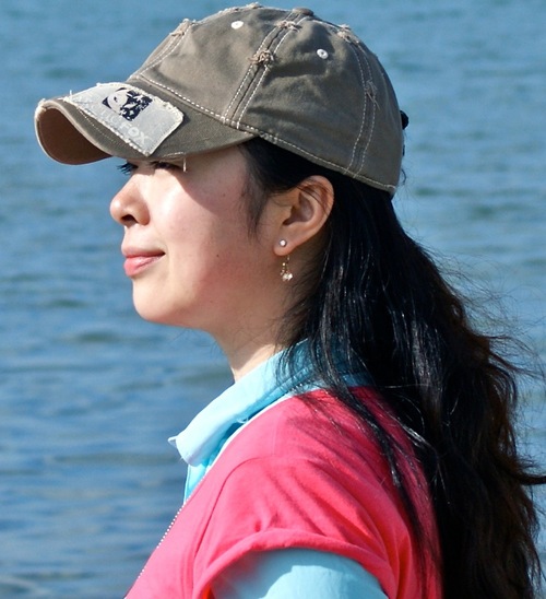 野丫头一枚！不喜欢墨守陈规的无业游民加剩女。喜爱游山玩水，有单反但只会用自动档，全靠后期；喜欢潜水但不会游泳；喜欢徒步但爬山就喘;非常好吃但就是不会做饭 :-)