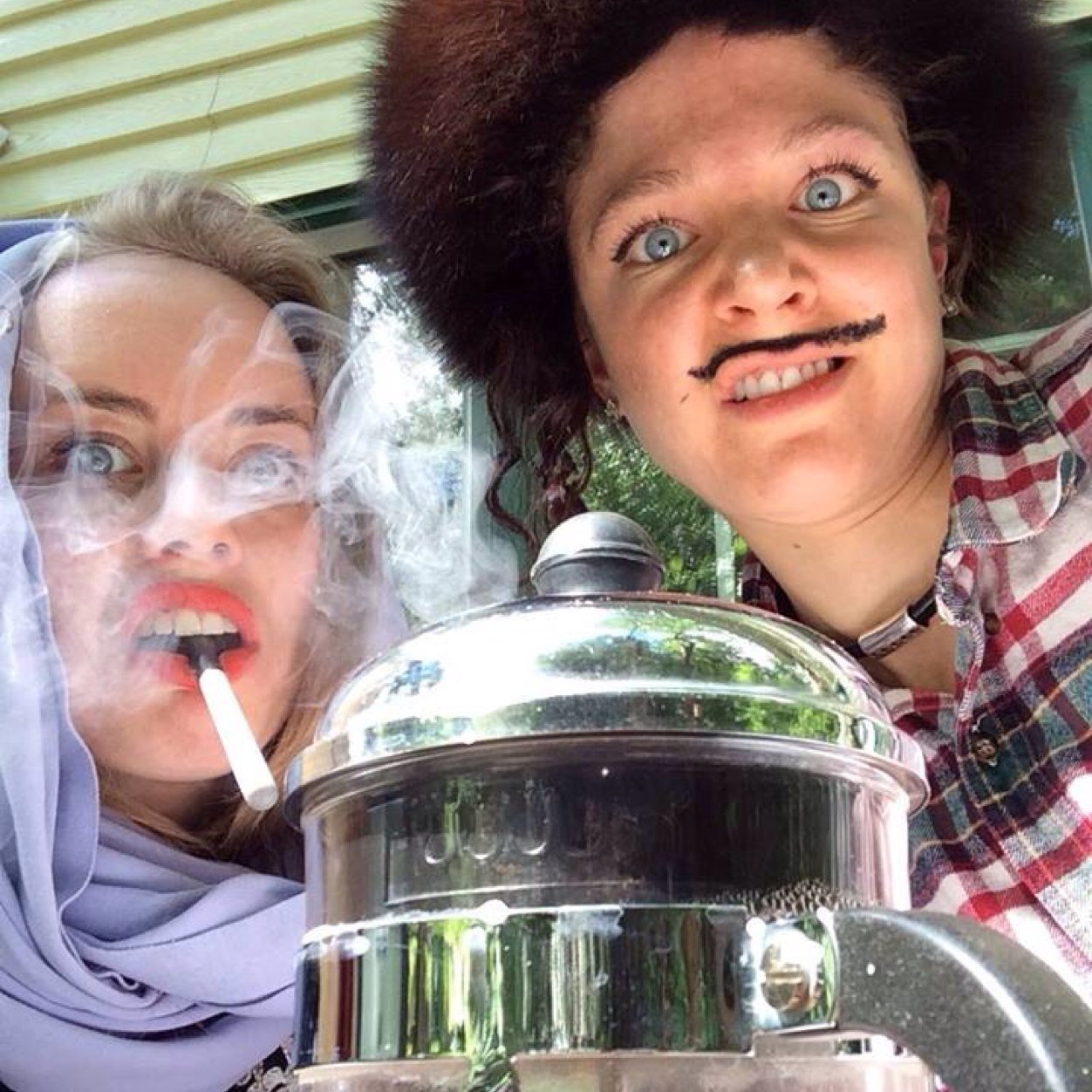 You're watching two girls, being funny- ha! this is a web series, called Irwindy. Follow @lushnessrumpus and @geoPurrwin to see how the other half lives.