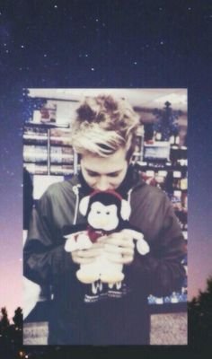 Follow @TroubleEspinosa and turn on her notification and be active, fav, rt, tweet her because she dms active followers to @Luke5SOS